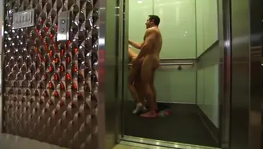 Качок трахает фитоняшку в лифте вместо утренней пробежки