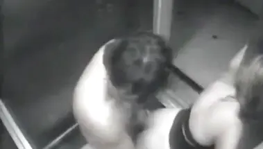 Любовники трахаются в лифте под скрытой камерой