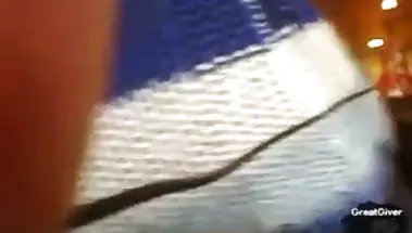 Вебкамщица засветила в кафе жопу с анальной пробкой в анусе в кафе