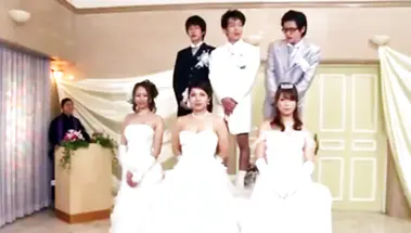 Три невесты сосут члены женихов на свадьбе в ЗАГСе