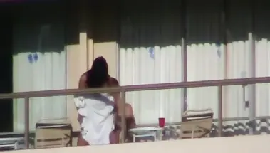 Любовники трахаются в шезлонге на балконе гостиницы