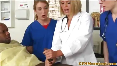 Медсестры делают негру массаж большого хуй под главенством врачихи