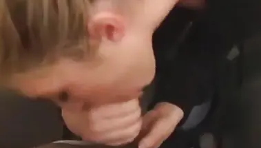 Красотка исполнила незнакомцу минет в туалете самолета