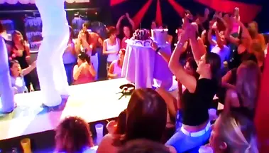 Стриптизер трется членом о тусовщицу во время выступления в клубе