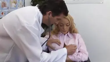 Гинеколог вылизывает киску студентки перед трахом в кресле для осмотра