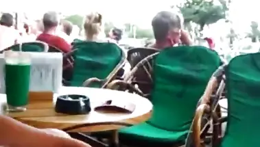 Стремная незнакомка подрочила хуй онаниста в кафе