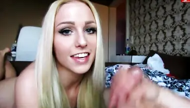 Немецкая модель сделала минет, показав бритую киску