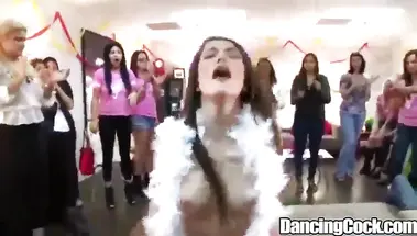 Невеста скачет на члене стриптизера перед пьяными подругами на девичнике