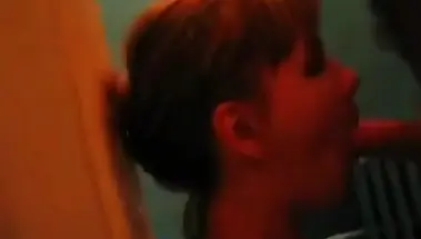 Дочь отсасывает хуй отца в подъезде, пока мама спит в квартире