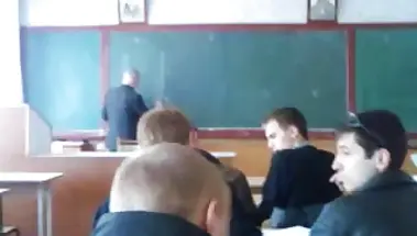 ПТУшная блядь дрочит хуй одногруппника на паре по черчению