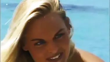 Туристы занимаются анальным сексом на коралловом рифе в море