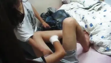 Подглядывает за сексом молодых соседей, снимая их на камеру