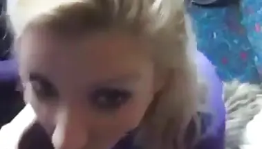 Немка исполнила минет, трахнув себя пальцами в поезде