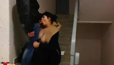 Получил от толстой соседки минет, выйдя покурить в подъезд