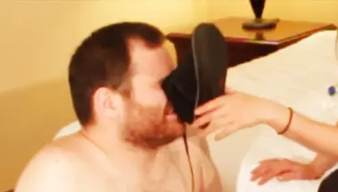 Фетишист сосет ноги госпоже и лижет пятки в отеле