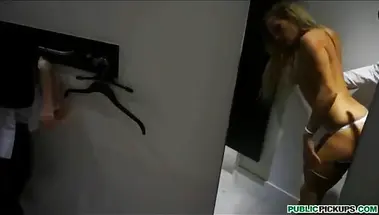 Продавец заплатил покупательнице за минет и секс в примерочной