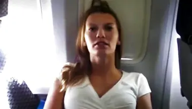 Туристка ласкает рукой бритую киску перед незнакомцем в самолете
