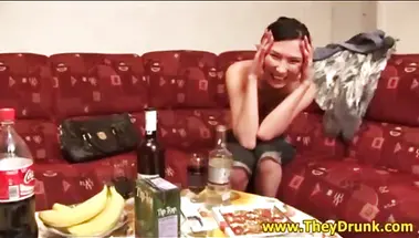 Бухая казашка раздевается и прыгает голышом перед другом