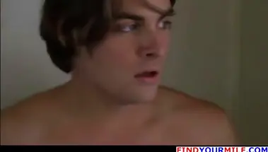 Сын подсматривает и ревнует, пока мачеха ебется с мужем