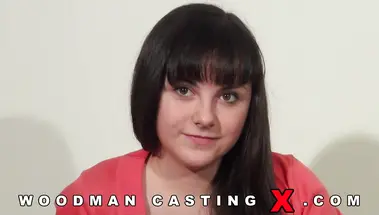 Московская студентка Kirsty Jacusy показала небритую киску Вудману