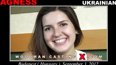 Анальная девственница Юля позирует перед Пьером Вудманом