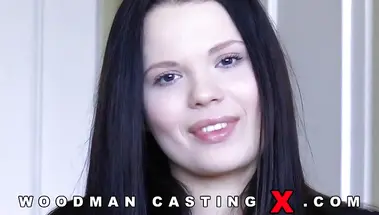 Вудман посмотрел на голую официантку Ella Martin на кастинге