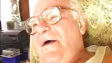 Внучка подрочила и отсосала деду хуй в ходе игры в куклы