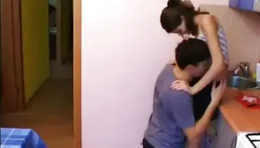 Брат уломал сестры на инцест в позе раком на кухонном столе