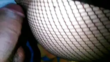 Сын трется членом о жопу спящей мамы в колготках в сетку