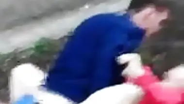 Русские пацаны сняли еблю пьяной парочки в клумбе у подъезда