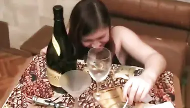 Бухая пышка из Подмосковья буянит и настаивает на ебле