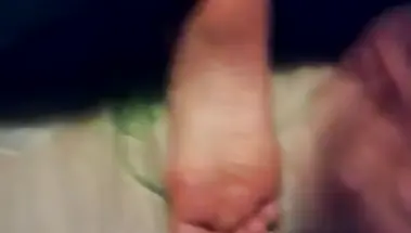 Сын фетишист дрочит и кончает на пятки спящей матери