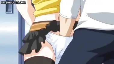 Незнакомец мастурбирует киску студентки в юбке в метро - хентай XXX