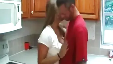 Пьяная мачеха была выебана сыном на кухне