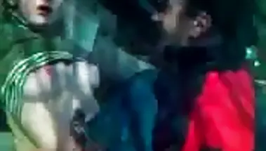 Казах трахает бухую москвичку в подворотне и снимает секс на телефон