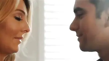 Пасынок сделал мачехе сексологу куни и поимел на столе