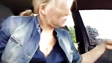 Русская доярка отсосал хуй главного агронома в машине в поле