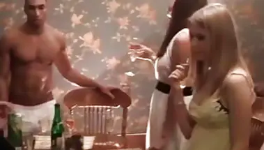 Пьяную студентку оттрахали в рот и пизду в сауне перед однокурсниками