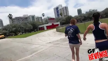 Лесбийский секс спортсменок на заднем сиденье машины тренера