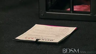 Черная госпожа заставляет белого раба лизать себе дырки и ебать киску