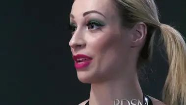 Шлепает большие сиськи рабыни в клетке и трахает в рот и киску