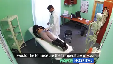 Хирург выебал пациентку в бритую щель, забрызгав промежность кончой