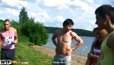 Студентка из Уфы долбится с питерскими студентами на пикнике у речки