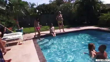 Большой групповой секс с горячими телками у бассейна
