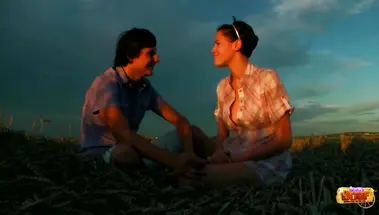 Трахает подругу с большими дойками в поле, приехав на природу из города