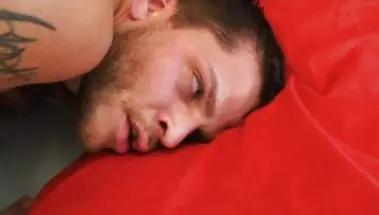 Сучка лижет волосатое очко любовника и шлепает его по булкам