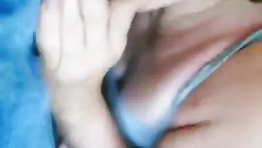 Зрелая мама друга отсасывает маленький хуй и получает кончу в рот