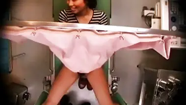 Гинеколог выебал пациентку азиатку на осмотре перед скрытыми камерами