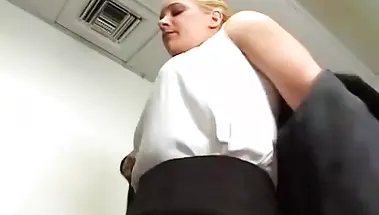 Секретарша в чулках заставила женатого босса лизать пизду через трусы и трахнуть себя