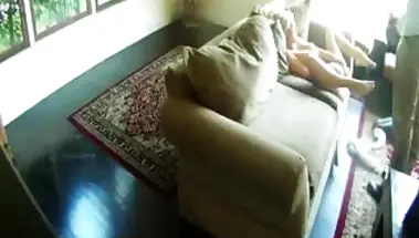 Жена смотрит через скрытые камеры, как муж лижет пизду шлюхи и кайфует от минета